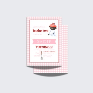 Puede incluir: Invitación a una barbacoa con estampado de cuadros rosa y blanco para celebrar el segundo cumpleaños de Sadie. La invitación presenta una parrilla roja y negra con una base azul y una espátula roja.