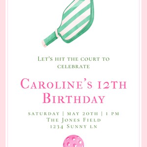 Op de afbeelding: Een roze en groene uitnodiging voor Caroline's 12e verjaardag. De uitnodiging toont een groen-wit gestreept paddle-tennis racket en een roze paddle-tennisbal. De tekst luidt "Let's hit the court to celebrate Caroline's 12th Birthday. Saturday | May 20th | 1 PM. The Jones Field. 1234 Sunny Ln."