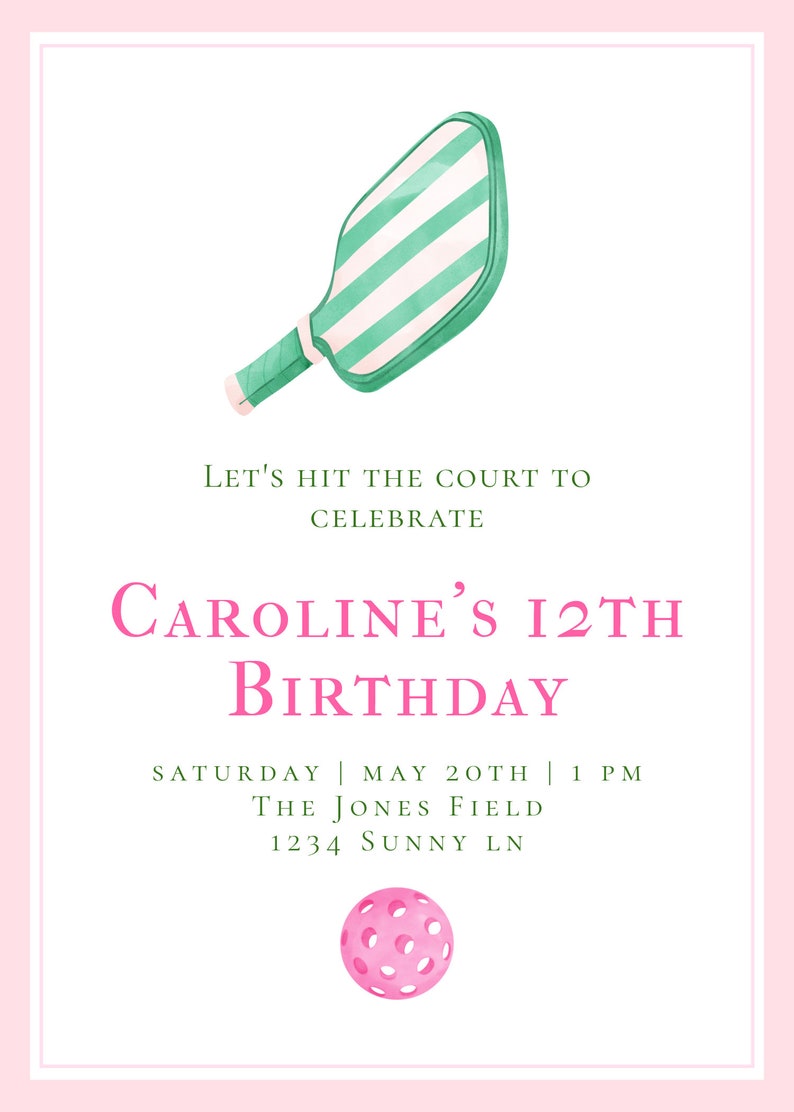 Op de afbeelding: Een roze en groene uitnodiging voor Caroline's 12e verjaardag. De uitnodiging toont een groen-wit gestreept paddle-tennis racket en een roze paddle-tennisbal. De tekst luidt "Let's hit the court to celebrate Caroline's 12th Birthday. Saturday | May 20th | 1 PM. The Jones Field. 1234 Sunny Ln."