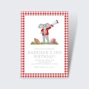Könnte beinhalten: Eine Geburtstagseinladung mit einem rot-weiß karierten Rand. Die Einladung zeigt eine Aquarellillustration eines grauen Elefanten, der ein rotes Football-Trikot trägt und ein Megaphon hält. Der Text lautet "Feiern Sie mit uns Harrisons 2. Geburtstag!"