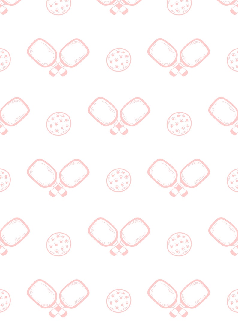 Op de afbeelding: Een naadloos patroon met roze paddleball-rackets en ballen op een witte achtergrond. De rackets zijn gekruist en de ballen hebben een gebolde oppervlak.