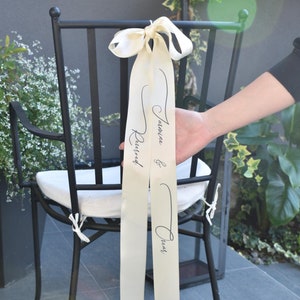 Gepersonaliseerde zitplaatsen bruiloft stoel lint, gepersonaliseerde satijnen lint zitplaatsen tags, gereserveerde zitplaatsen tags bruiloft stoel decor naam plaatskaartjes