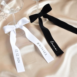 Fluwelen wijnglas zelfklevende strik, aangepaste bruiloft champagneglazen strik, gepersonaliseerde fluwelen strik naamkaartjes, naamkaartjes drankje, plaatsnaamkaartjes