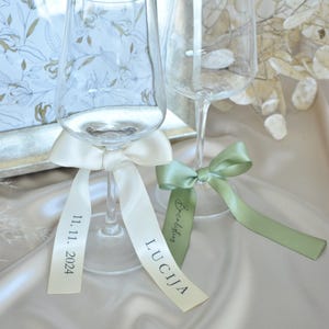 Verre à vin personnalisé avec noeud, Noeud en verre de champagne de mariage personnalisé, Étiquettes personnalisées pour noeud en satin, Étiquettes pour boissons, Marque-places