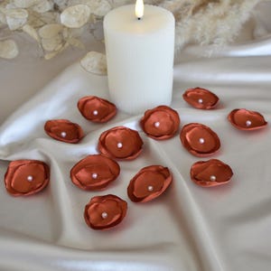 Applique di fiori in raso di terracotta, rose in raso color ruggine, applicazioni di fiori color ruggine, decorazioni per matrimoni in terracotta da cucire su fiori in tessuto (15 pezzi)
