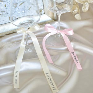 Fiocco personalizzato da 15 mm per calici da vino, fiocco personalizzato per calici da champagne da matrimonio, etichette con nome personalizzate con fiocco in raso, etichette con nome per bevande, segnaposto con nome