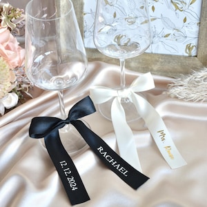 Laço para colar em taças de vinho personalizadas, texto em vinil, laço personalizado para taças de champanhe para casamento, etiquetas de nome em cetim, etiquetas de nome para bebidas, cartões de lugar com nome