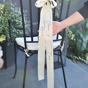 Gepersonaliseerde zitplaatsen bruiloft stoel lint, gepersonaliseerde satijnen lint zitplaatsen tags, gereserveerde zitplaatsen tags bruiloft stoel decor naam plaatskaartjes