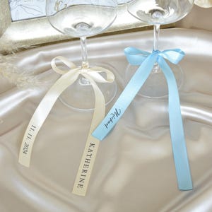 Personalisierte 15 mm Weinglasband, benutzerdefinierte Hochzeit Champagnerglas Schleife personalisierte Satinband Namensschilder Getränk Namensschilder Name Tischkarten