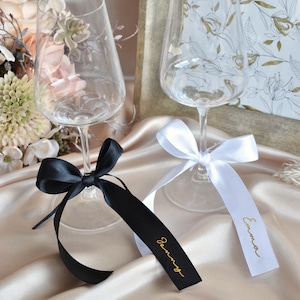 Gepersonaliseerde wijnglas stropdas op strik, vinyltekst, aangepaste bruiloft champagneglas strik, gepersonaliseerde satijnen strik naamkaartjes, strik naamplaatskaarten
