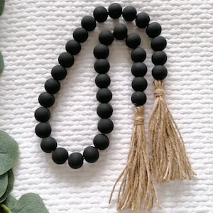 Matt schwarze Holzperlen Girlande | Schwarze Quastengirlande | Schwarze Perlengirlande | Boho Dekor | Schwarz Wohndekor | Accessoires matt schwarz