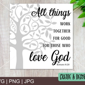 Op de afbeelding: Een witte achtergrond met een grijs boomontwerp en zwarte tekst die "All things work together for good for those who love God Romans 8:28" luidt.