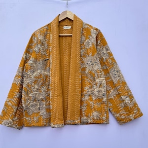 Handgemaakt gewatteerd kantha-kimonojack met bloemen, omkeerbare katoenen jas