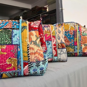 Puede incluir: Tres bolsas de mano de patchwork coloridas con una variedad de patrones, incluyendo diseños florales, de estampado animal y geométricos. Las bolsas están hechas de tela acolchada y tienen un aspecto único y hecho a mano.