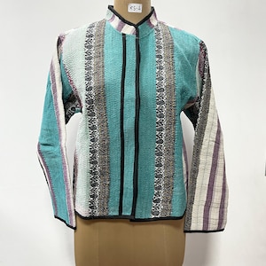 Kantha gewatteerd katoenen jack – omkeerbare gebloemde jas voor dames.