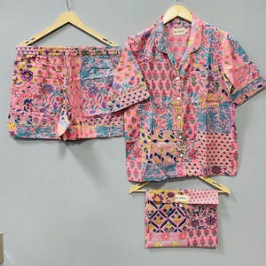 Peut inclure: Ensemble de trois tasses en céramique avec une finition mate et mouchetée. Les tasses sont dans des tons crème, gris clair et gris foncé. Chaque tasse a un design simple et minimaliste, parfait pour le café ou le thé.