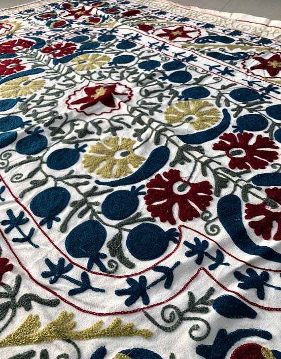 Embroidered Suzani Throw (228 x 152 cm) Embroidered Suzani Throw (228 x 152 cm)