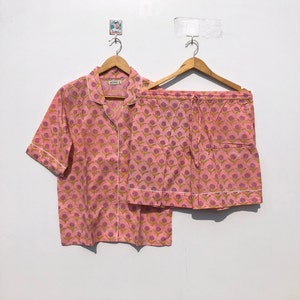 Könnte beinhalten: Ein Set aus drei Keramikbechern mit gesprenkelter, matter Oberfläche. Jeder Becher hat eine andere Farbe: hellblau, cremefarben und grau. Die Becher haben ein schlichtes, modernes Design und einen bequemen Griff.