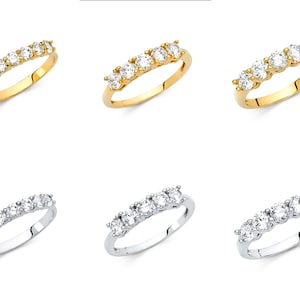 Könnte beinhalten: Drei verschiedene Arten von Diamant-Eheringen. Die ersten beiden sind aus Gold, einer mit einer Reihe von sieben Diamanten und der andere mit einer Reihe von fünf Diamanten. Der dritte Ring ist aus Silber mit einer Reihe von sieben Diamanten.