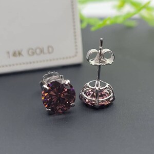 Peut inclure: Une paire de boucles d'oreilles en or 14 carats avec une pierre pr&eacute;cieuse ronde violette sertie dans un sertissage argent&eacute;.