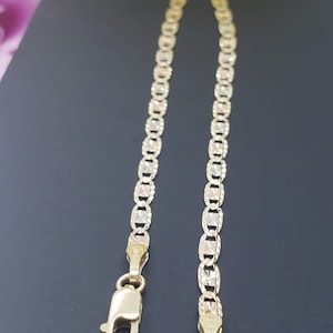 Puede incluir: Un brazalete de cadena de oro con un dise&ntilde;o tricolor. La cadena est&aacute; hecha de tres colores diferentes de oro: amarillo, blanco y rosa. El brazalete tiene un cierre de langosta.