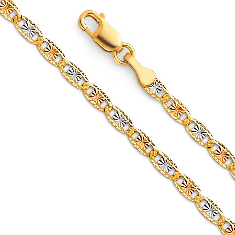 Puede incluir: Un collar de cadena de oro con un dise&ntilde;o de eslab&oacute;n marinero. La cadena est&aacute; hecha de tres colores de oro diferentes: amarillo, blanco y rosa.