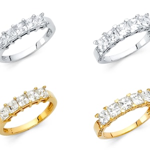 Könnte beinhalten: Vier Ringe, jeweils mit fünf quadratischen, klaren Edelsteinen. Zwei Ringe sind silberfarben und zwei goldfarben. Die Ringe sind vor einem weißen Hintergrund platziert. Die Edelsteine sind gleichmäßig verteilt.