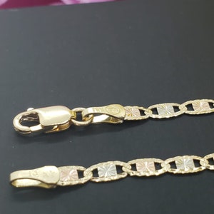Puede incluir: Un collar de cadena de oro con un dise&ntilde;o tricolor. La cadena est&aacute; hecha de oro amarillo, blanco y rosa. La cadena tiene un cierre de langosta.