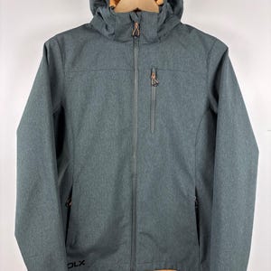 Könnte beinhalten: Eine anthrazitfarbene, melierte Softshelljacke mit Kapuze und orangefarbenem Innenfutter, durchgehendem Frontreißverschluss, einer vertikalen Brusttasche und zwei Seitentaschen. Der Schriftzug DLX und 10000 ist auf den unteren Ärmeln zu sehen.