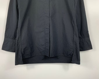 uniqlo black button down