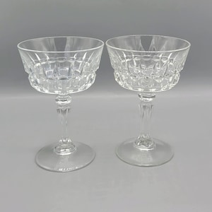 Chantelle, znana również jako Lady Victoria od Cristal d'Arques Durand Para szampanów, wysokie kieliszki do sorbetu, cięty uchwyt, bloki nóżek, dmuchane szkło kryształowe