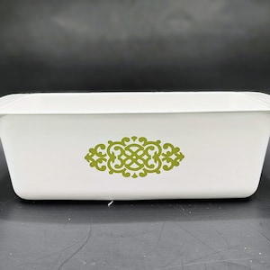 Puede incluir: Plato para hornear rectangular blanco con un diseño floral verde.