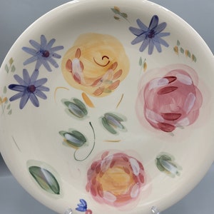 Gibson Designs Angel Rose ~ 2 handbemalte 11-Zoll-Speiseteller ~ dicke, übergroße Steinzeug-Geschirr ~ abstrakte Aquarell Blumen