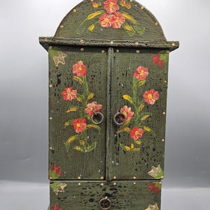 Vintage handgeschilderde Europese poppenkast, linnenkast, kast ~ miniatuur decoratieve houten kist, kofferbak + lade ~ groen met rode bloemen