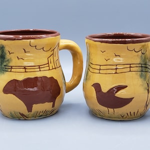 Kubki z gliny w kolorze musztardowym w stylu pasterskim, ręcznie malowane, wykonane z czerwonej ceramiki Fairfield Folk Art American Redware ~ Kubki z motywem pasterskiego domu, owca i kaczka/ptak