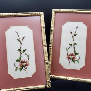 Vintage korsstygn inramad väggkonst ~ Lotusblommor i mauve matt, guldfärgade bamburamar ~ 25,5 x 16,7 cm ~ Asiatisk fusion heminredning