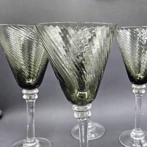 4 verres à vin soufflés tourbillonnants ~ grands bols à col large, vert olive à gris, tiges transparentes avec anneaux ~ verres à pied verres de 9,5 po.