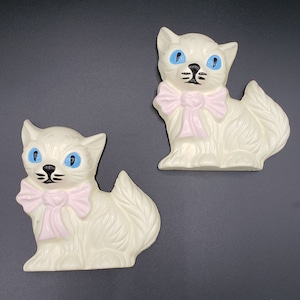 Vintage blauwe ogen witte katten ~ Chalk Ware Art Set ~ Cartoon Kitties wandkleden ~ Little Girl's kinderkamer, slaapkamer ~ Retro Home decor paar