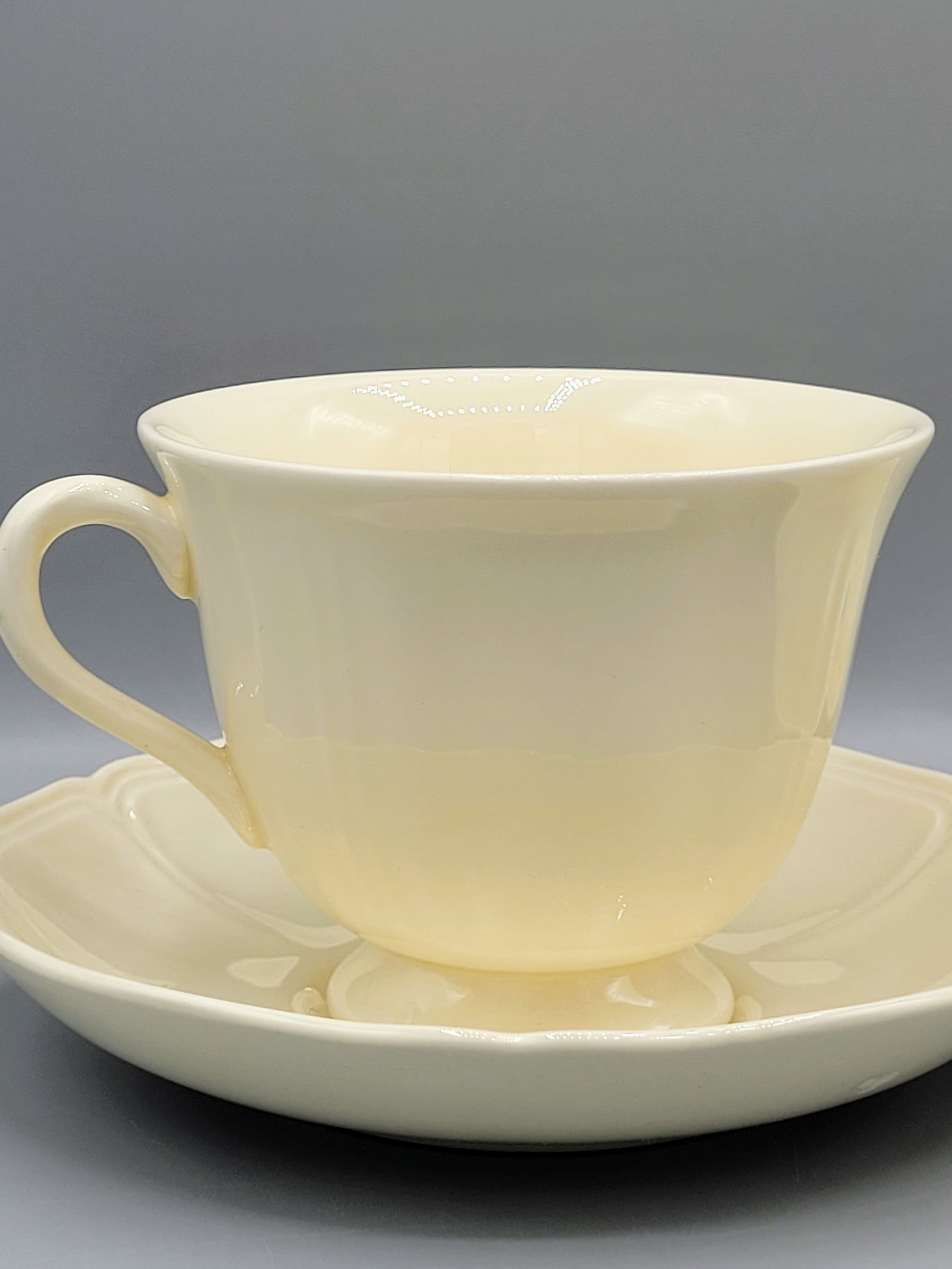 ウェッジウッド クイーンズシェイプ クリーム 脚付きティーカップ
