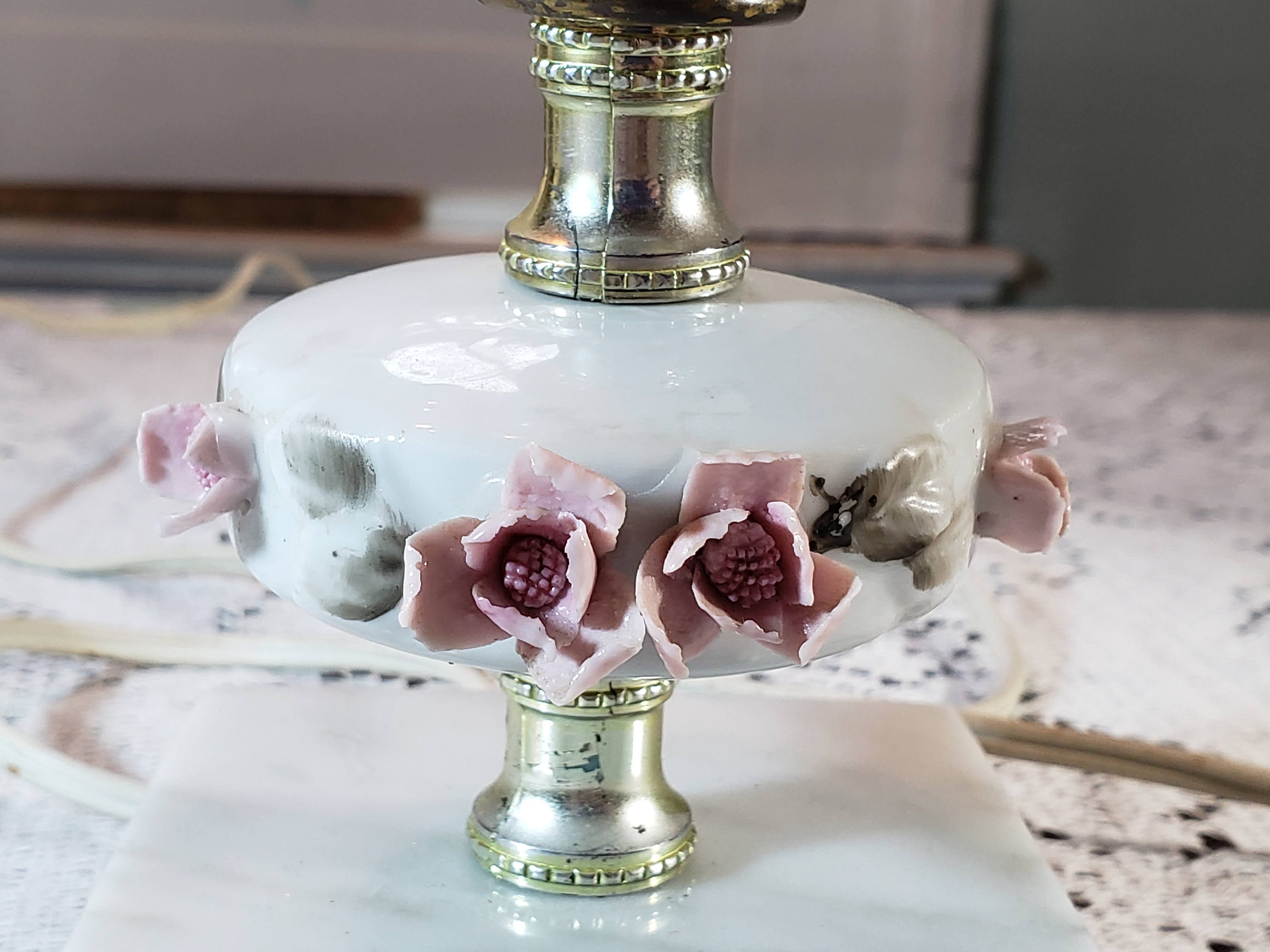 Lampada da scrivania vintage in porcellana con base in marmo, Rose rosa  applicate in stile Capodimonte Comò giapponese retrò, comodino,  illuminazione di vanità -  Italia