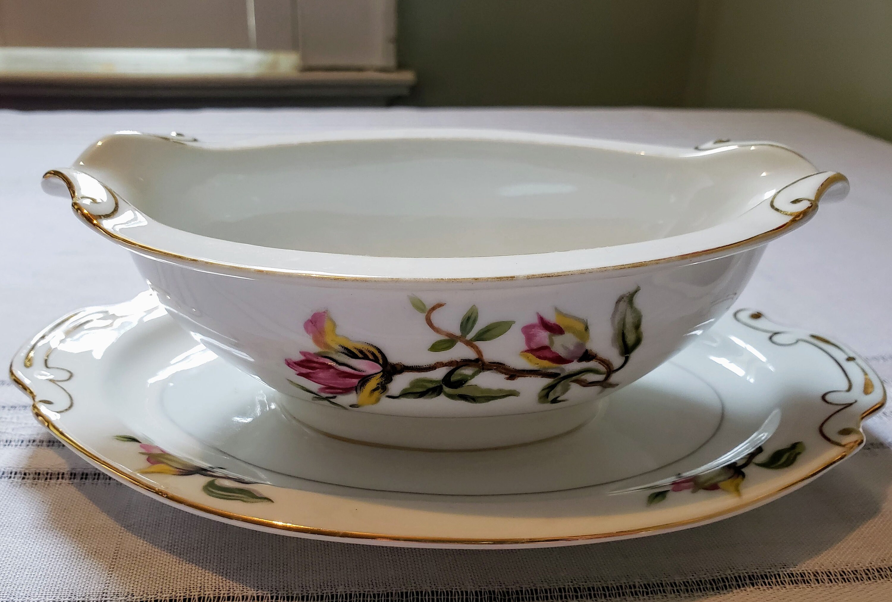 Hira Fine China、日本製エンシノ柄フローラルグレービーボート、下皿