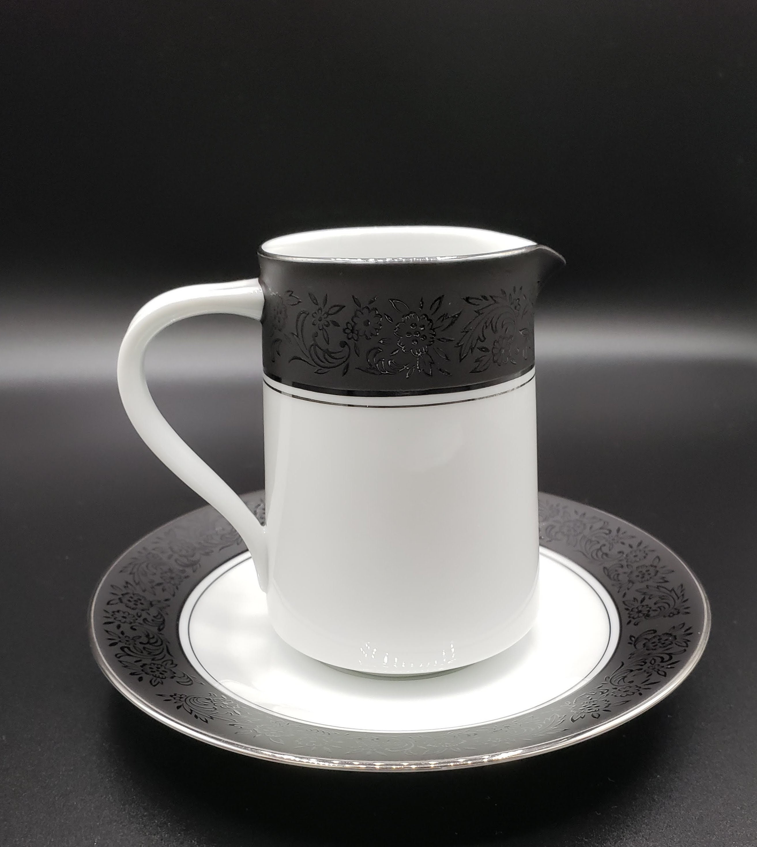 レトロ ノリタケ ミラーノ 高級日本製陶器 ~ 白地にタキシード