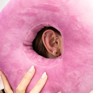 Oreiller de piercing (accessoires de piercing, cicatrisation des piercings, entretien des piercings d&#39;oreilles, entretien des piercings, oreiller donut, oreiller avec trou)