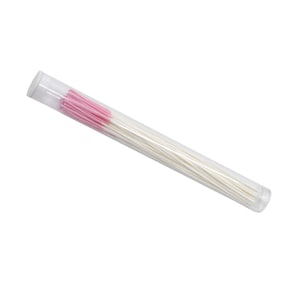Może przedstawiać: Przezroczysta plastikowa tuba zawierająca biały i różowy drut florystyczny. Różowy drut znajduje się na górze tuby, a biały drut wypełnia resztę. Tuba jest ustawiona ukośnie od lewej górnej do prawej dolnej.