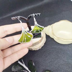 Brincos de folha de ginkgo feitos à mão em vitral: verde e prata