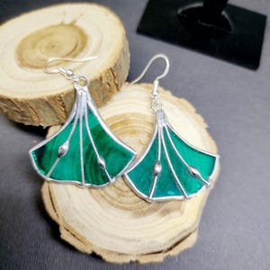 Brincos de folha de ginkgo feitos à mão em vidro colorido: prata esterlina verde-escura