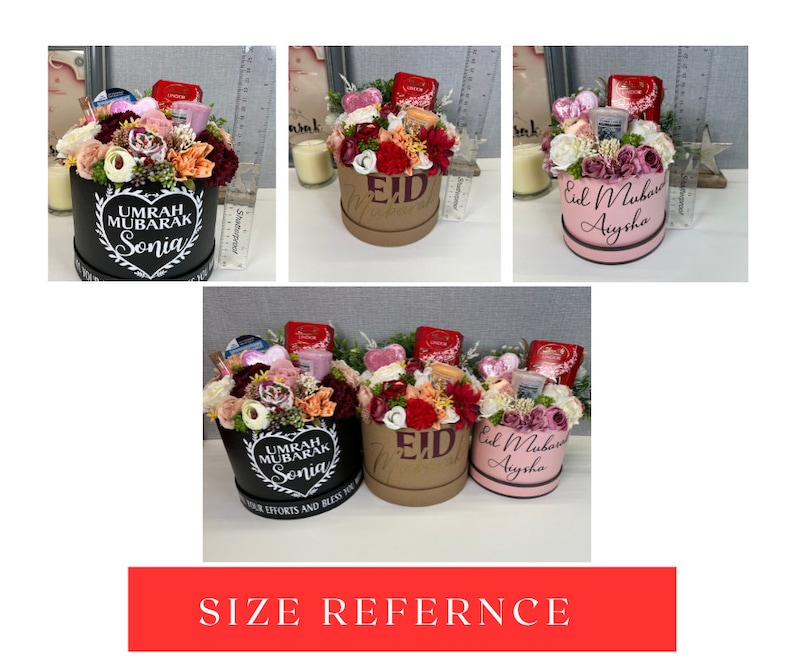Pode incluir: Uma imagem de refer&ecirc;ncia de tamanho mostrando tr&ecirc;s caixas de presente diferentes cheias de flores, chocolates e outros pequenos presentes. As caixas s&atilde;o decoradas com mensagens personalizadas, incluindo "Eid Mubarak", "Umrah Mubarak" e "Eid".