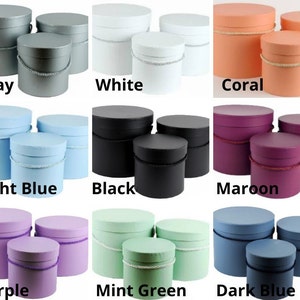 Pu&ograve; includere: Set di 10 scatole rotonde per cappelli in vari colori, tra cui grigio, bianco, corallo, azzurro, nero, marrone, viola, verde menta e blu scuro. Ogni scatola ha un nastro abbinato attorno alla parte superiore.