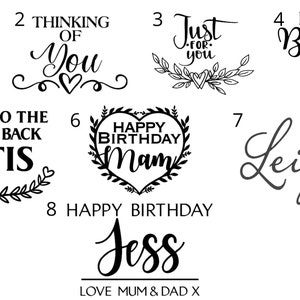 Pu&ograve; includere: Otto diversi design per cartelli in legno personalizzati. I design includono cuori, ghirlande e una scatola regalo. Il testo sui cartelli include "Ti amo Becky", "Pensando a te", "Solo per te", "Buon compleanno Jazz", "Ti amo fino alla luna e ritorno Kurtis", "Buon compleanno Mam", "Leighona", e "Buon compleanno Jess Love Mum & Dad X".