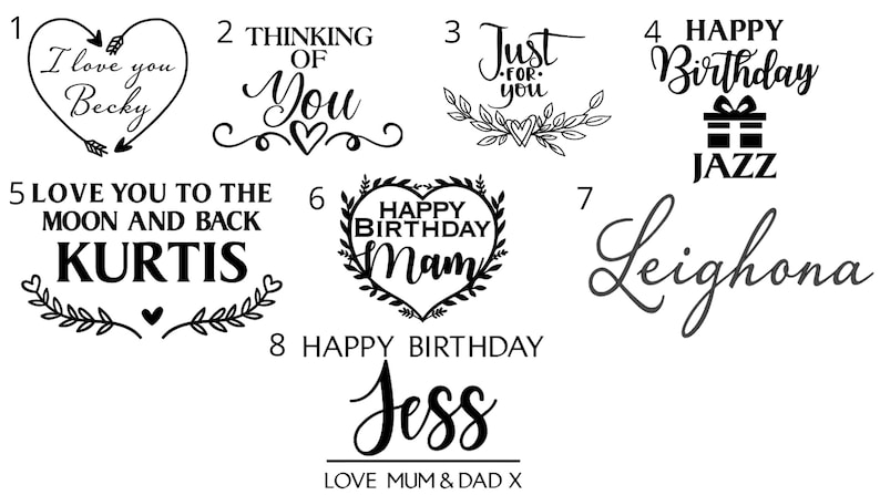 Pu&ograve; includere: Otto diversi design per cartelli in legno personalizzati. I design includono cuori, ghirlande e una scatola regalo. Il testo sui cartelli include "Ti amo Becky", "Pensando a te", "Solo per te", "Buon compleanno Jazz", "Ti amo fino alla luna e ritorno Kurtis", "Buon compleanno Mam", "Leighona", e "Buon compleanno Jess Love Mum & Dad X".